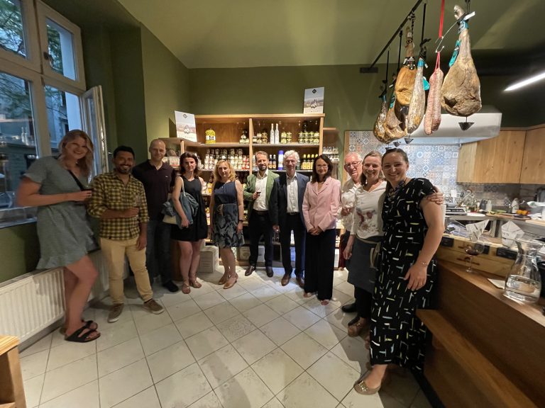 CASA DE ANADLUCÍA                                                      Apertura de la tienda & bar de tapas en Praga