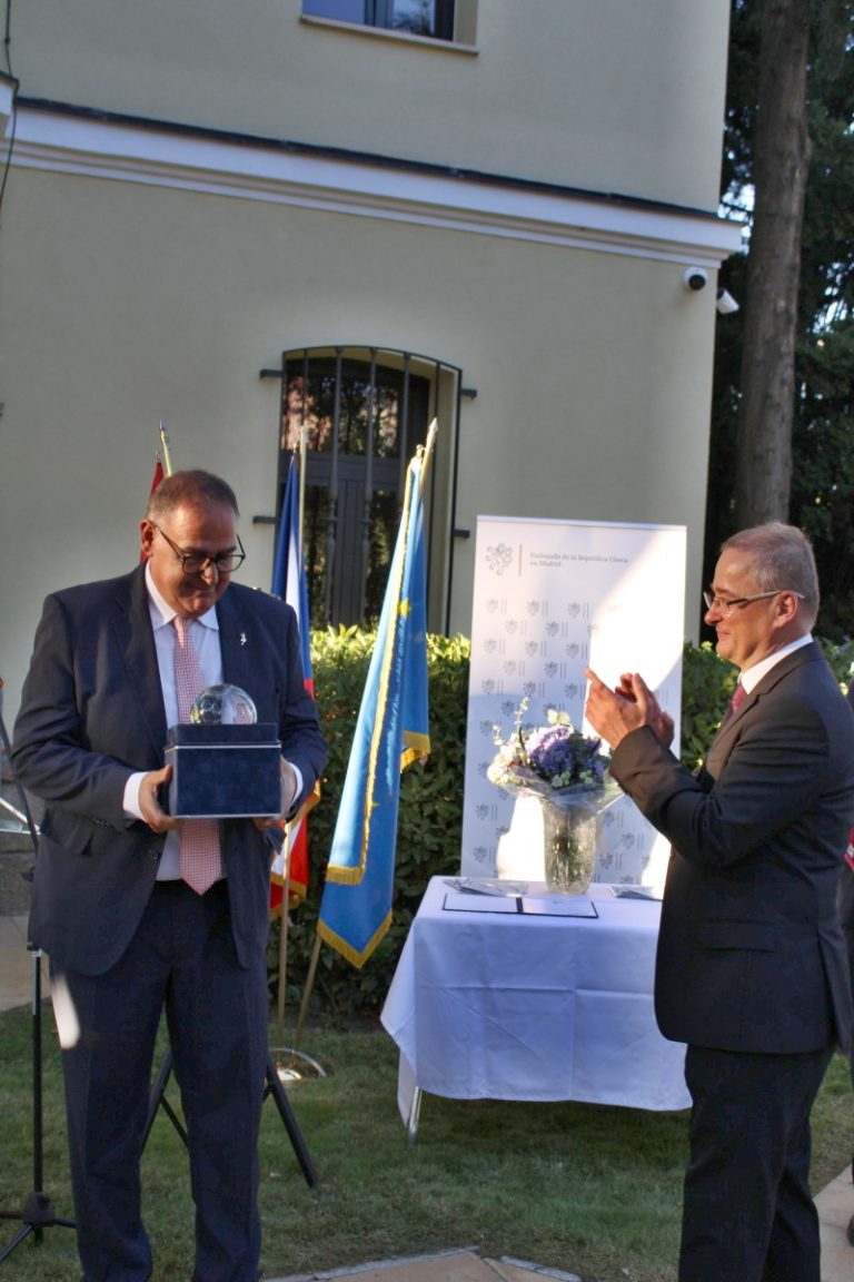 El fundador de la Cámara de Comercio Hispano-Checa obtuvo el prestigioso premio Gratias Agit