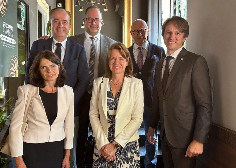 Oběd s náměstkem ministra průmyslu a obchodu a velvyslancem